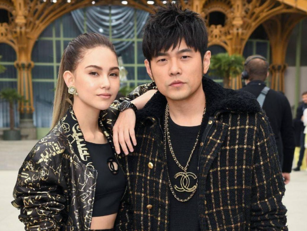 周杰伦|周杰伦“没有邻居”豪宅有多壕？门廊长18米，六根列柱值600万