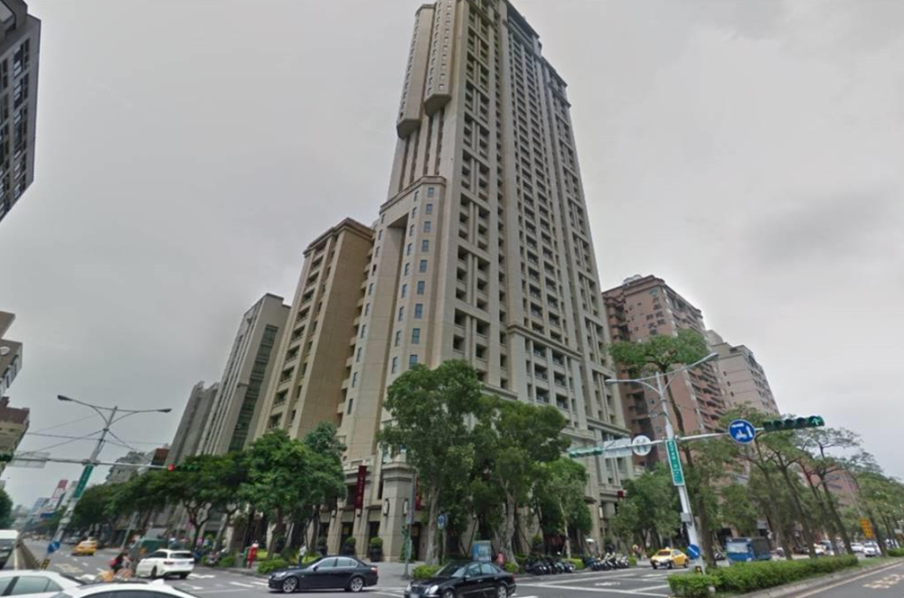 周杰伦|周杰伦“没有邻居”豪宅有多壕？门廊长18米，六根列柱值600万