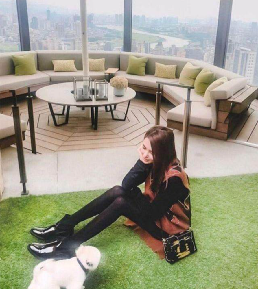 周杰伦|周杰伦“没有邻居”豪宅有多壕？门廊长18米，六根列柱值600万