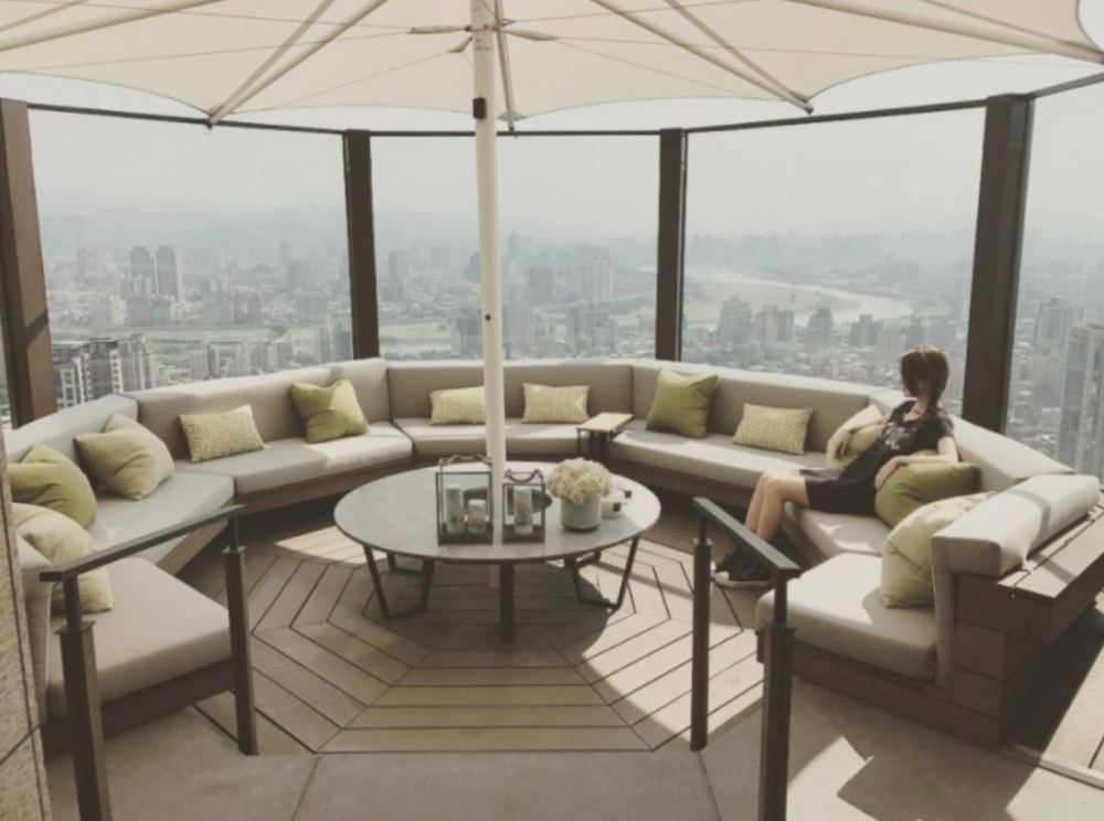 周杰伦|周杰伦“没有邻居”豪宅有多壕？门廊长18米，六根列柱值600万