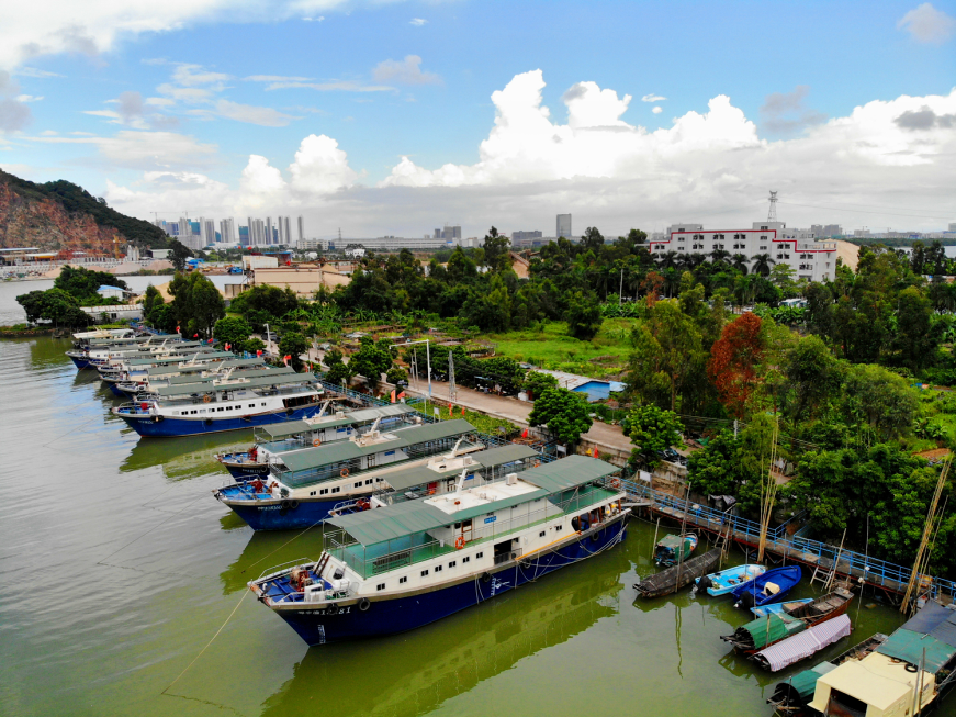 中山以横门为代表的东部沿海一带,被天然赋予了水深河宽的水道,富含有