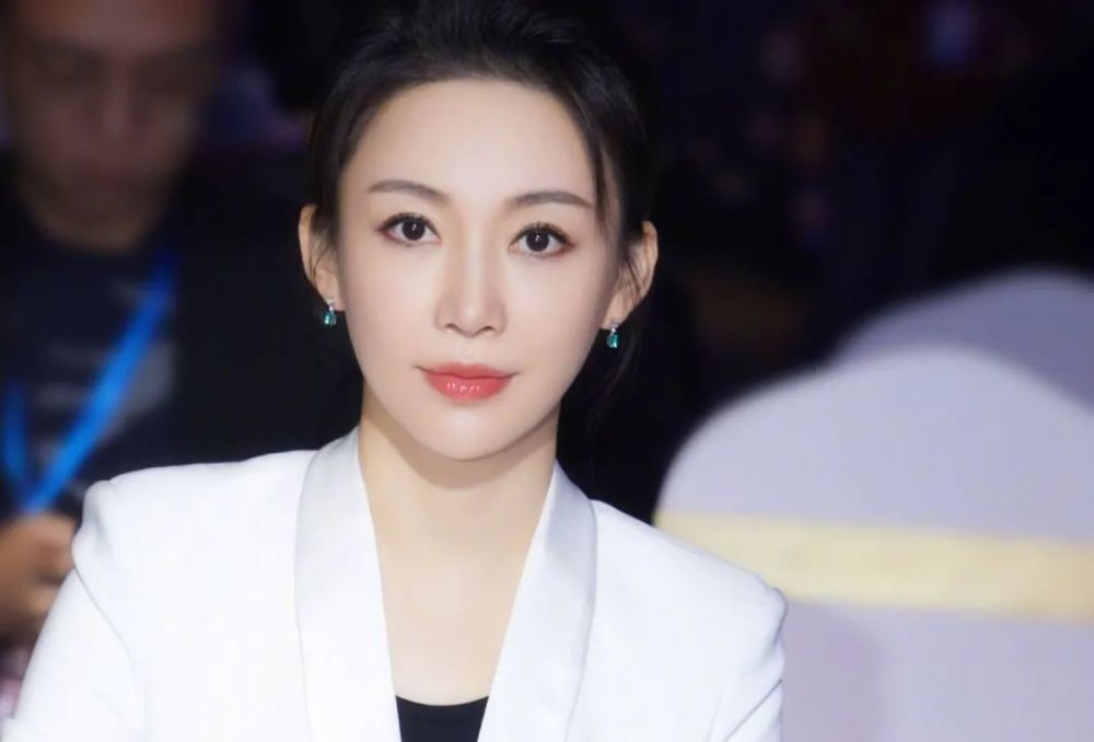 当今女明星简直太拼了: 叶璇为了带货直播喝生鸡蛋,成功由演员转型做