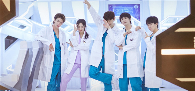 邓伦|宠粉的邓伦遭粉丝回踩，称其沦为综艺咖。演员接拍综艺，你怎么看？