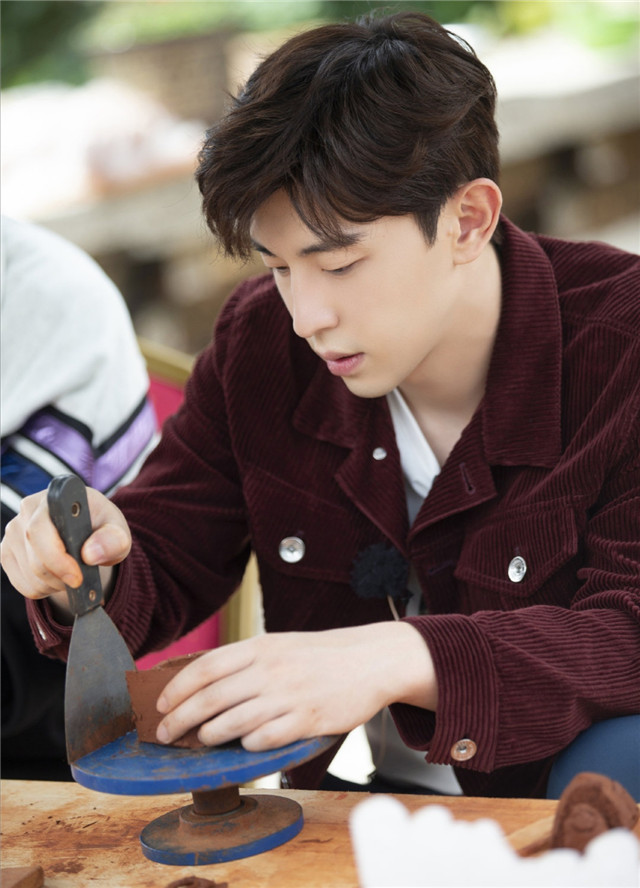 邓伦|宠粉的邓伦遭粉丝回踩，称其沦为综艺咖。演员接拍综艺，你怎么看？