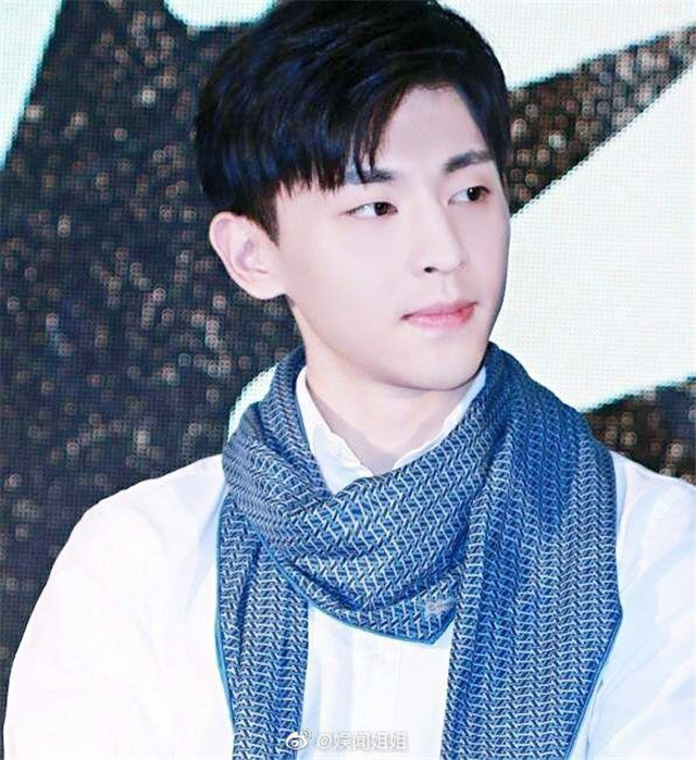 邓伦|宠粉的邓伦遭粉丝回踩，称其沦为综艺咖。演员接拍综艺，你怎么看？