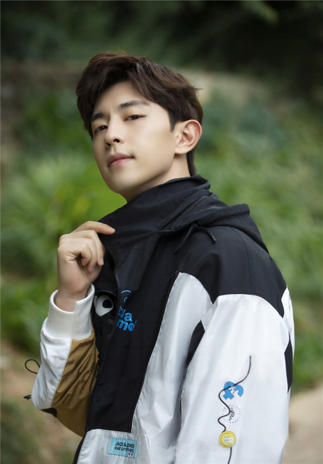 邓伦|宠粉的邓伦遭粉丝回踩，称其沦为综艺咖。演员接拍综艺，你怎么看？