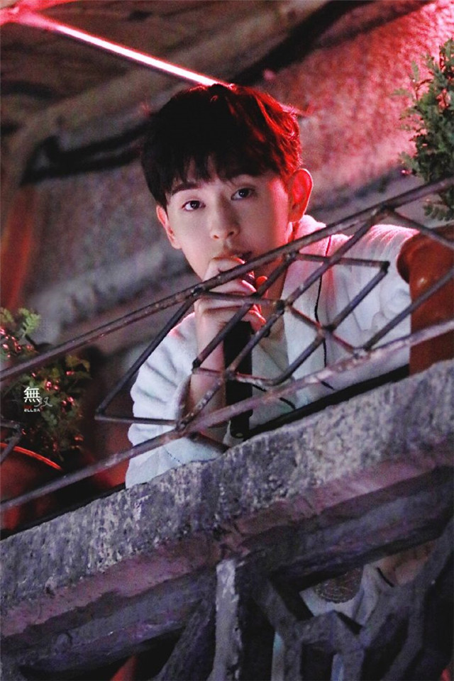 邓伦|宠粉的邓伦遭粉丝回踩，称其沦为综艺咖。演员接拍综艺，你怎么看？