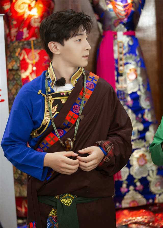 邓伦|宠粉的邓伦遭粉丝回踩，称其沦为综艺咖。演员接拍综艺，你怎么看？