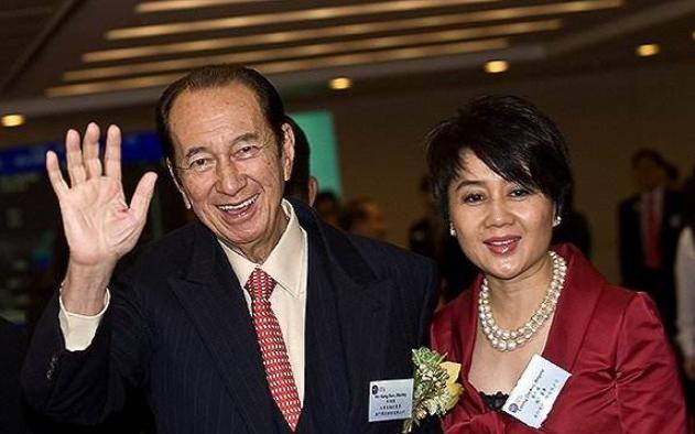 邓咏诗成为赌王五太太已经大势所趋最后是她自己主动放弃的