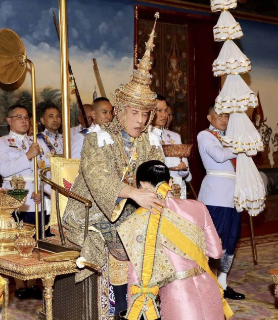 泰国王室阴影下:他信兄妹的无奈