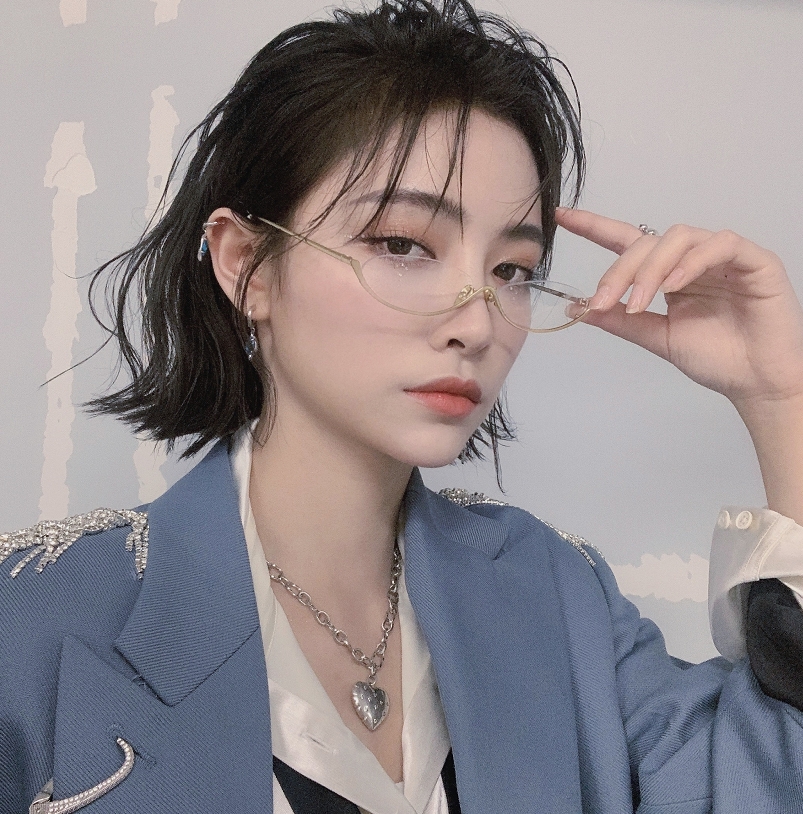 有种知性美是"许佳琪戴眼镜",年轻十岁不多说,眼神还能勾魂