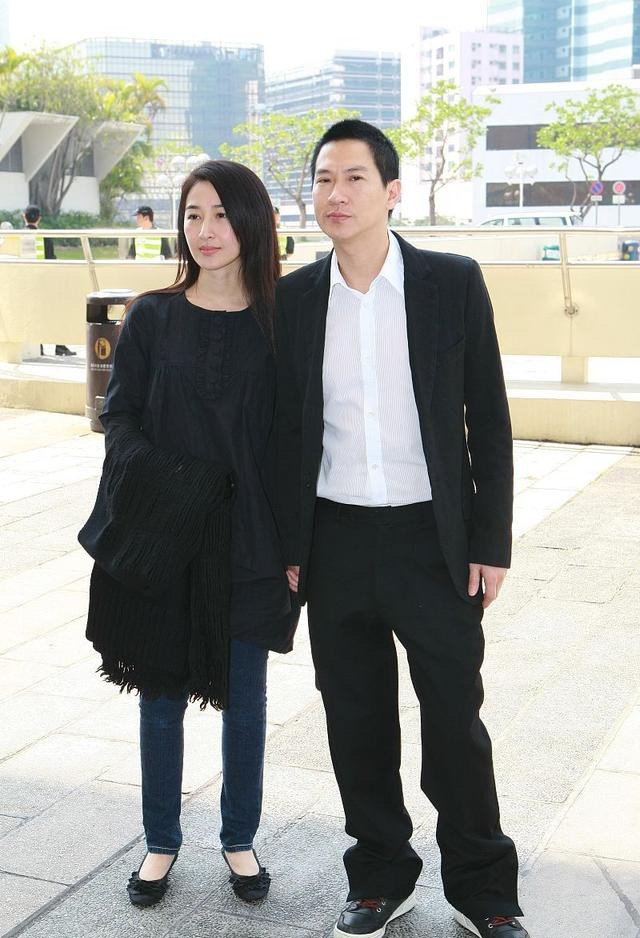 52岁张家辉携大3岁妻子出席活动,穿搭朴素低调,颜值依旧抗打