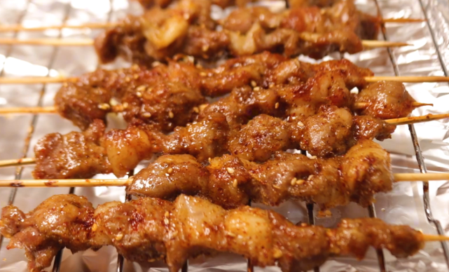 家常版烤羊肉串,健康无油烟,咸香细嫩又多汁,三斤羊肉都不够吃