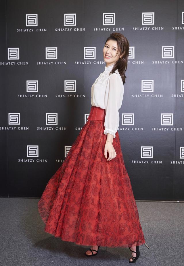 林心如真胆大，穿白色“