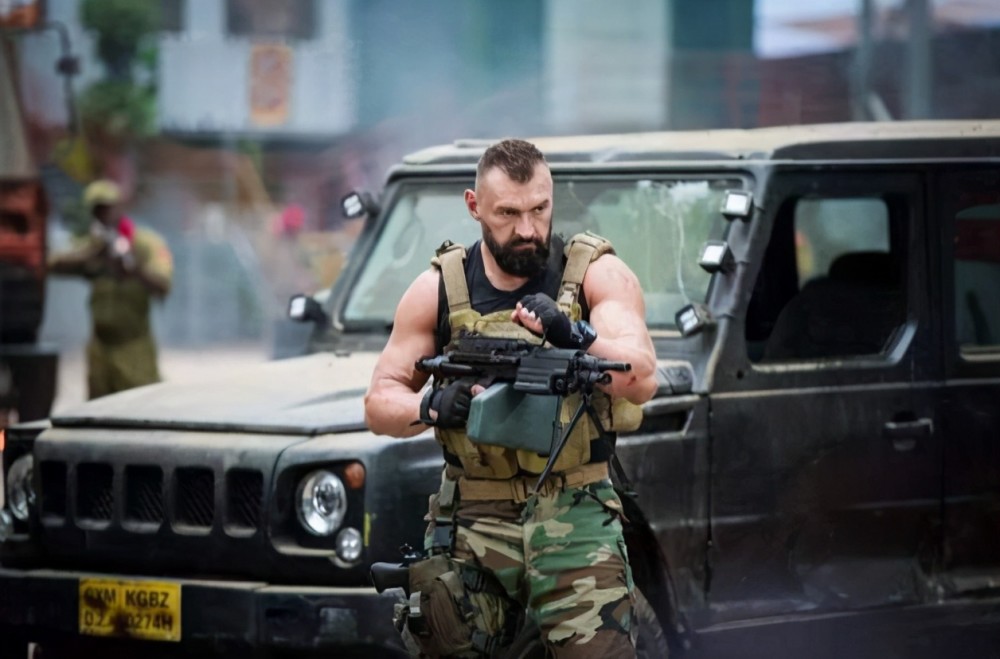 02米,体重近140公斤,其充斥大块肌肉的巨大身形的确和一头棕熊近似.