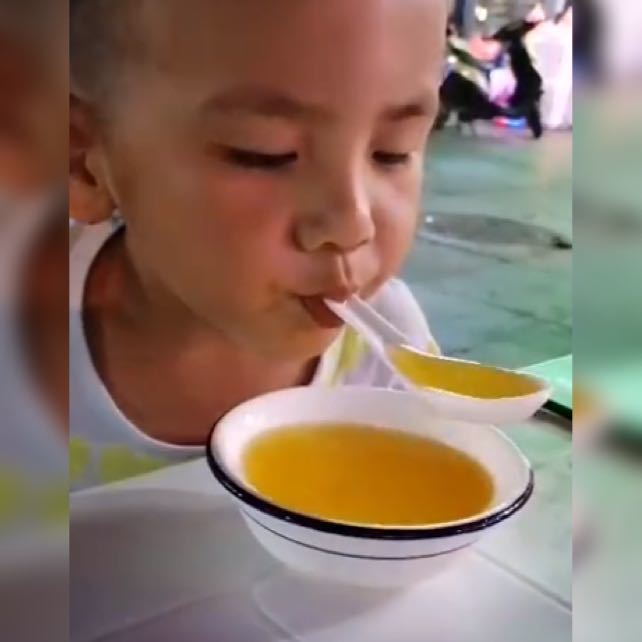 熊孩子"嘴叼勺柄"得意洋洋地喝汤火了,网友:再现妈见打系列!
