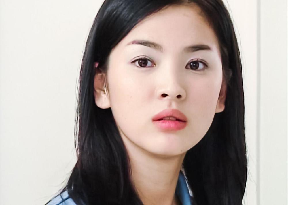 38岁宋慧乔晒照,纱裙配低马尾美如画;网友喊她和宋仲基上《我们离婚了