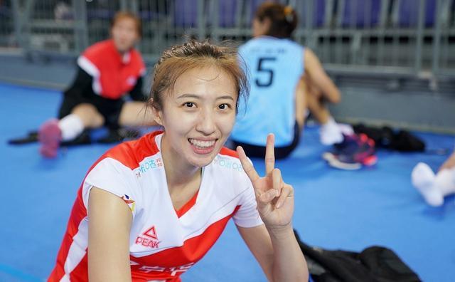 接连被辽宁突破防线,胡铭媛和石冰彤接连得分,帮助辽宁女排确立优势