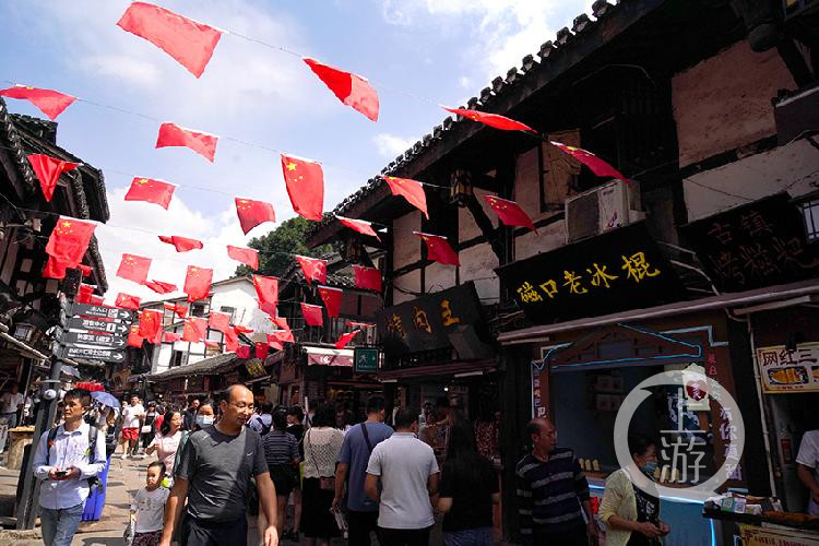 五星红旗在阳光的映照下格外耀眼.