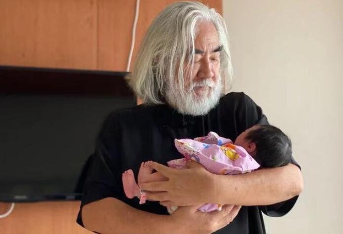 张纪中|张纪中娇妻凹文化人设翻车，引用“鸿鹄之志”典故回怼恶评被嘲