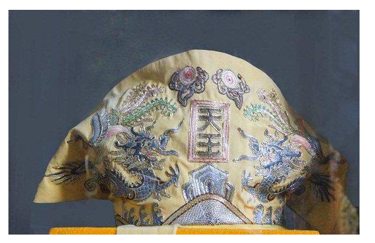 另外,太平天国的官服还有一个与历代官服不同的特点,那就是把官名直接