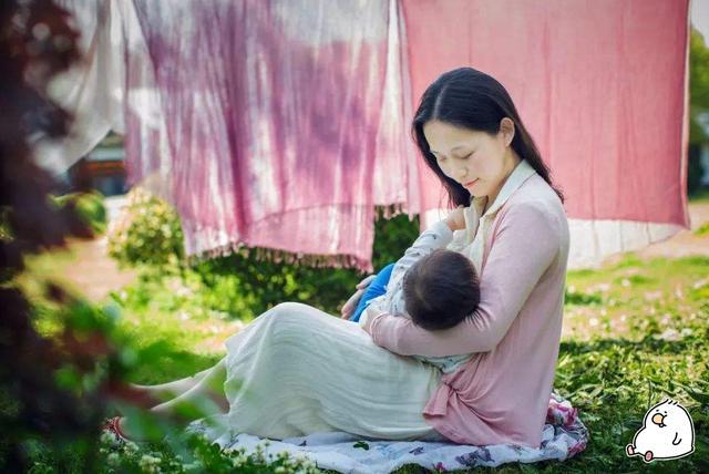 在外给娃喂奶被拍照发圈宝妈有苦说不出当众哺乳咋避免尴尬