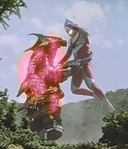 在每次怪兽出现,迪迦出来的时候我们都可以看到,迪迦每次都是先被怪兽