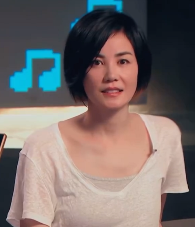 王菲久违露面,脱离美颜滤镜后,这生图状态哪像51岁?