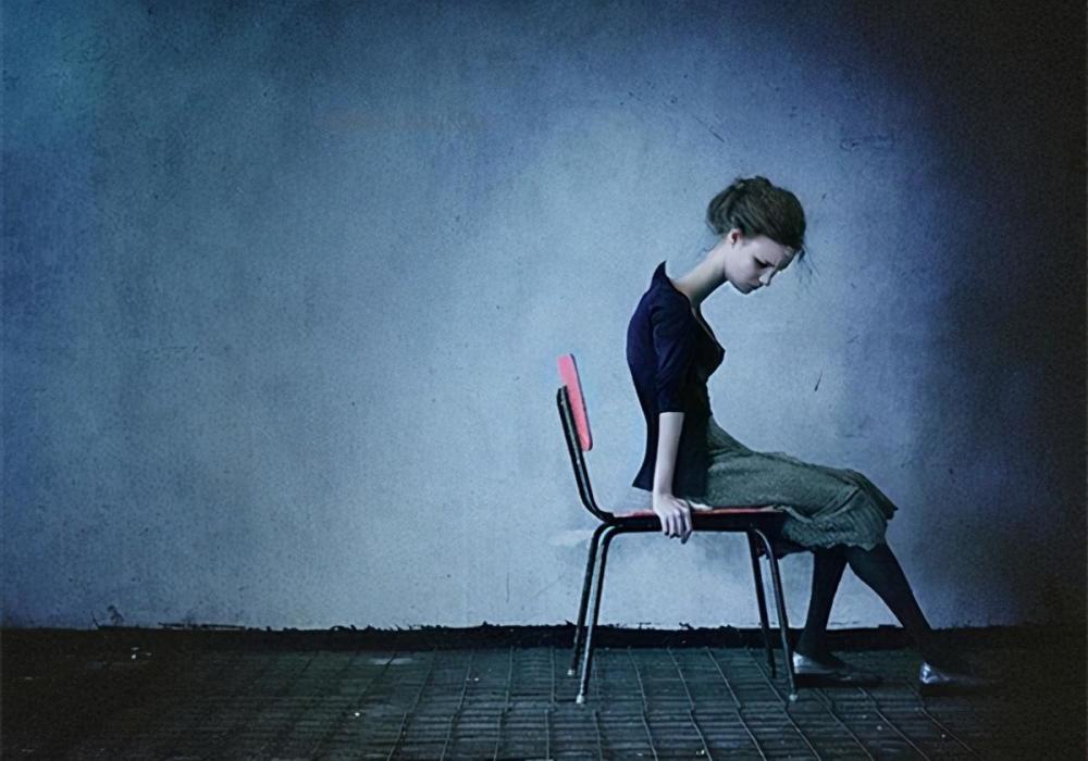 心理学上表明,在更优秀的人面前,自卑的人会表现的很信任对方采纳的