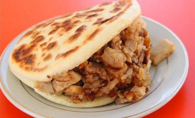 精品美食推荐唇齿留香的肉焙子,召唤着陕坝人的每一个清晨;甘甜松软的