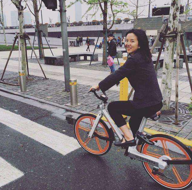 那个将摩拜单车卖给美团套现15亿的胡玮炜如今生活让人羡慕