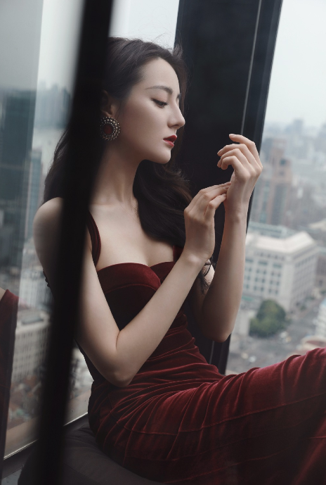 迪丽热巴|杨洋热巴穿正装同框，姐弟气场却演情侣，网友：这差距像10岁