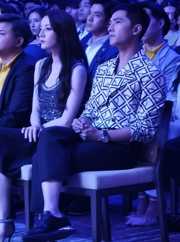 迪丽热巴|杨洋热巴穿正装同框，姐弟气场却演情侣，网友：这差距像10岁