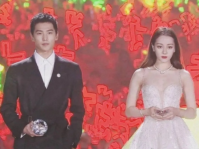迪丽热巴|杨洋热巴穿正装同框，姐弟气场却演情侣，网友：这差距像10岁