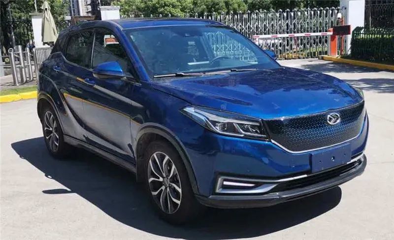 根据此前曝光的申报图来看,赛力斯ix3整体造型简洁,车尾看起来扎实