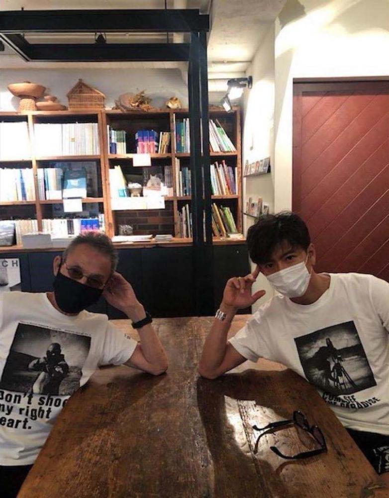 工藤静香|50岁工藤静香晒照，蝴蝶衫搭长靴秀长腿；木村拓哉街头拍画报，夫妻很潮