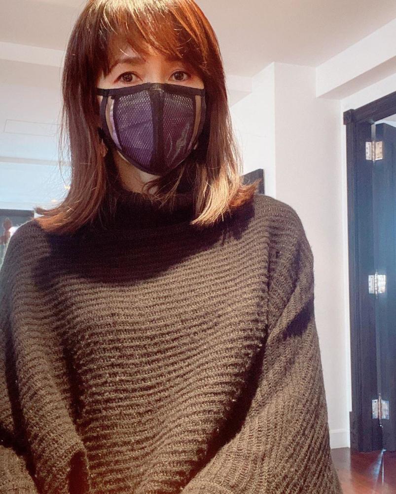 工藤静香|50岁工藤静香晒照，蝴蝶衫搭长靴秀长腿；木村拓哉街头拍画报，夫妻很潮