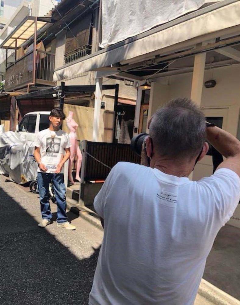 工藤静香|50岁工藤静香晒照，蝴蝶衫搭长靴秀长腿；木村拓哉街头拍画报，夫妻很潮