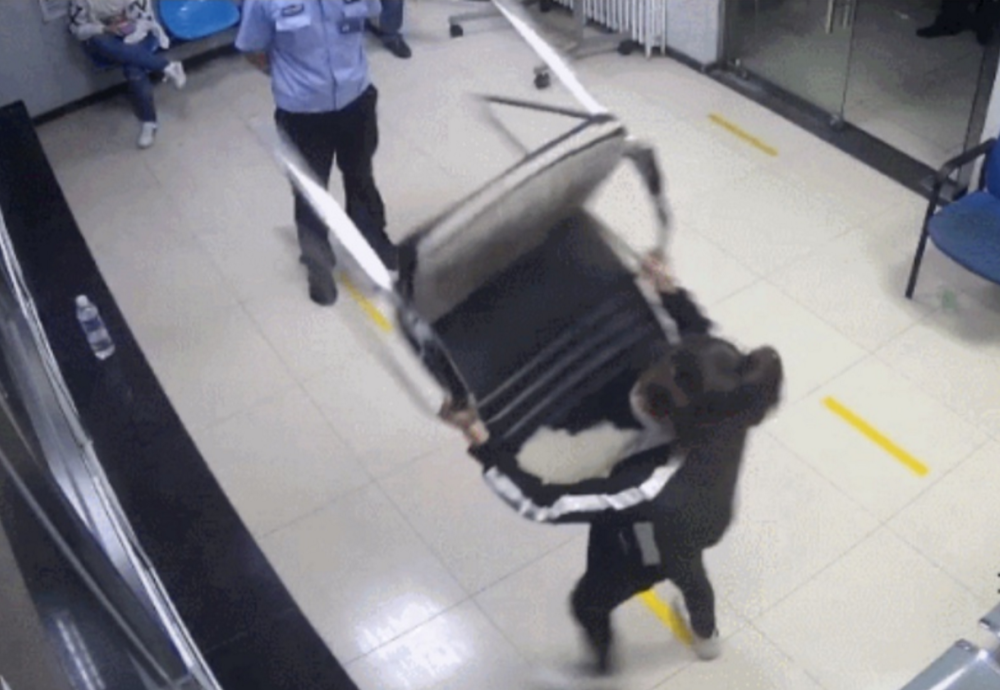 民警|砸玻璃打民警 派出所里撒泼 拘！