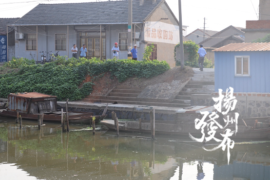 近日,记者在高邮市卸甲镇八桥集镇采访时,看到这里的街道车辆停放有序