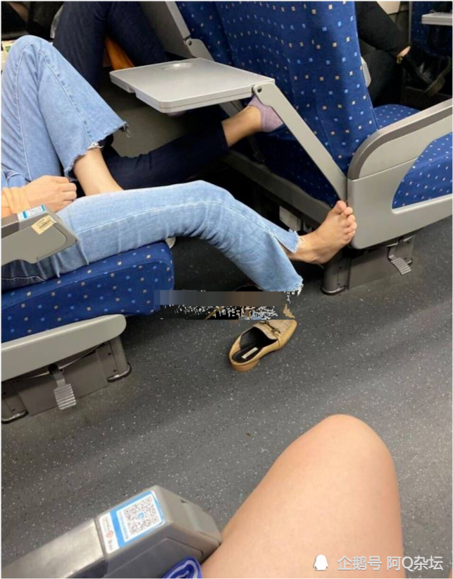 两女子高铁齐脱鞋袜脚踩吃饭小桌板网友直呼恶心