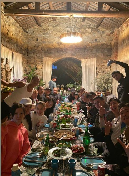 何超莲|好酸！何超莲穿窦骁外套与粉丝合照，窦骁独自与好友骑机车超帅气