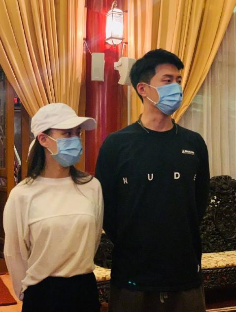 何超莲|好酸！何超莲穿窦骁外套与粉丝合照，窦骁独自与好友骑机车超帅气