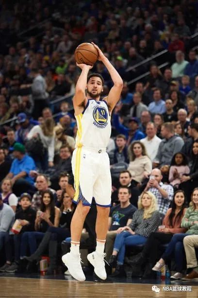 右手基本完全处于头部右侧,右臂正面看完全是在右肩位置垂直于地面的