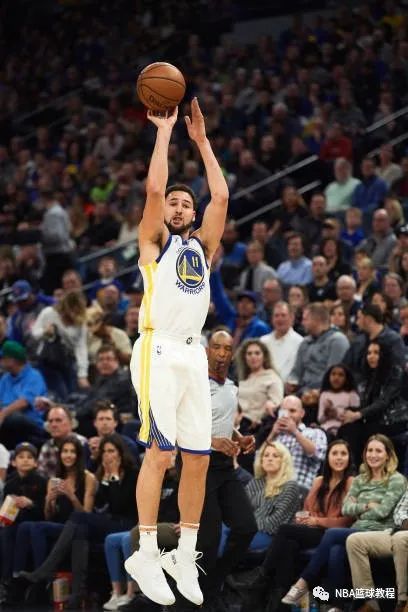 汤普森的一组连拍正面投篮高清图片解析