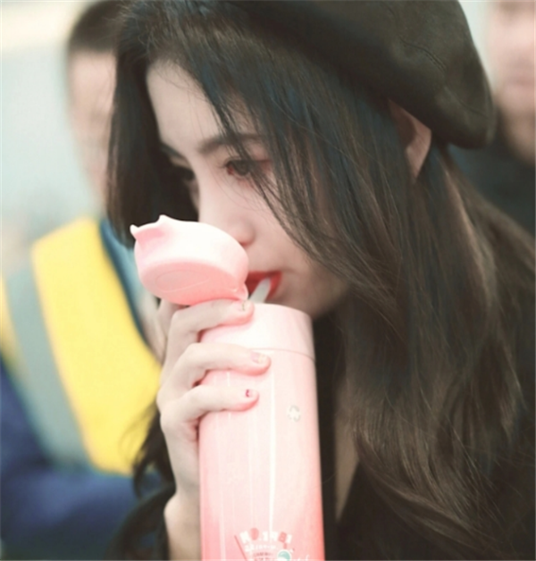女明星是怎么喝水的,唐嫣捂嘴,鞠婧祎用吸管,看到热巴:这么迷人?