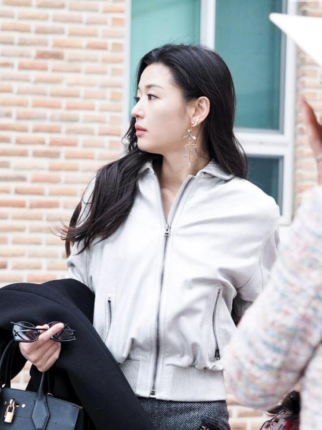 女神千颂伊第6409期气质潮流美图欣赏