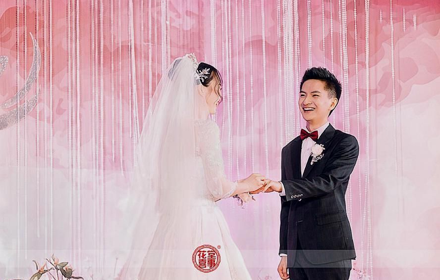 前几年李瑞还结婚了.大婚当天也上了热搜,新娘新郎非常般配,婚礼梦幻.