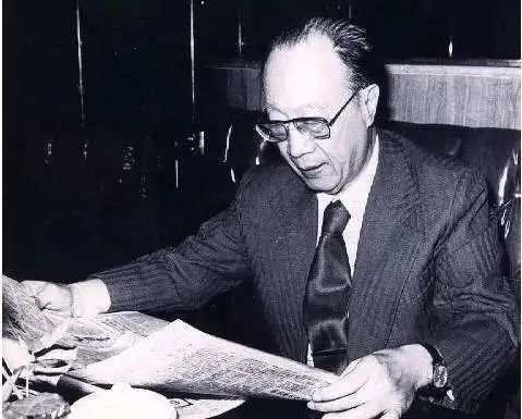 鲁迅|被鲁迅骂了八年的梁实秋：绿卡再值钱，我更爱我的祖国