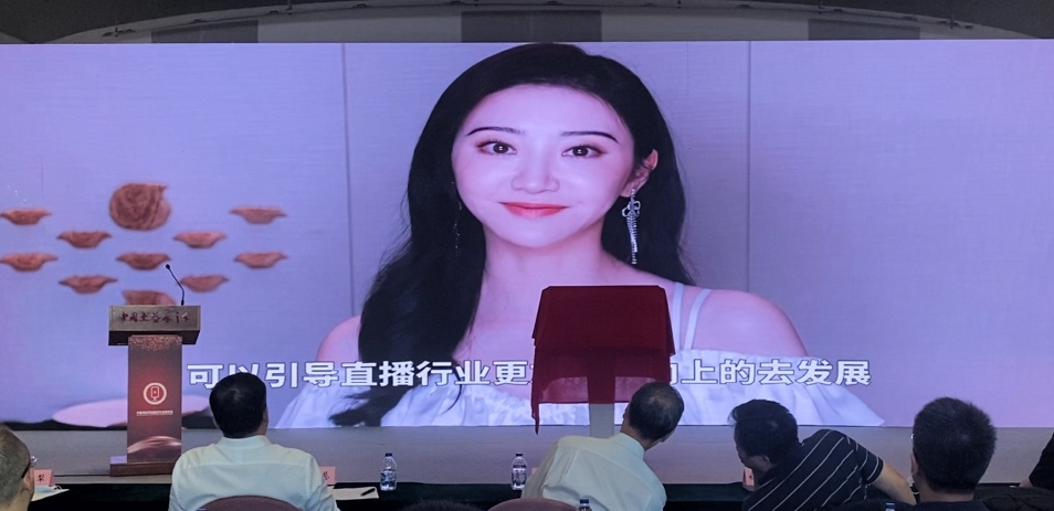 肖战|肖战为视协专委会贺电，相同背景感觉不同，入戏《王牌》眼神太正